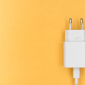 راس شاحن كهرباء اصفر أبو لمبة