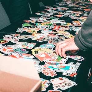 لاصق زجاجي ابو اطار - منوع