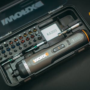 مفك كهرباء لاين اصفر مع العدة ابو 2 بطاريات